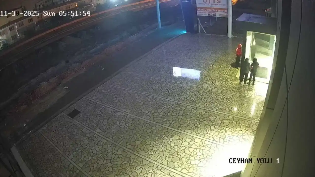 Adana’da 4 Çocuk Motosiklet Galerisini Soydu: O Anlar Kameraya Takıldı! 6